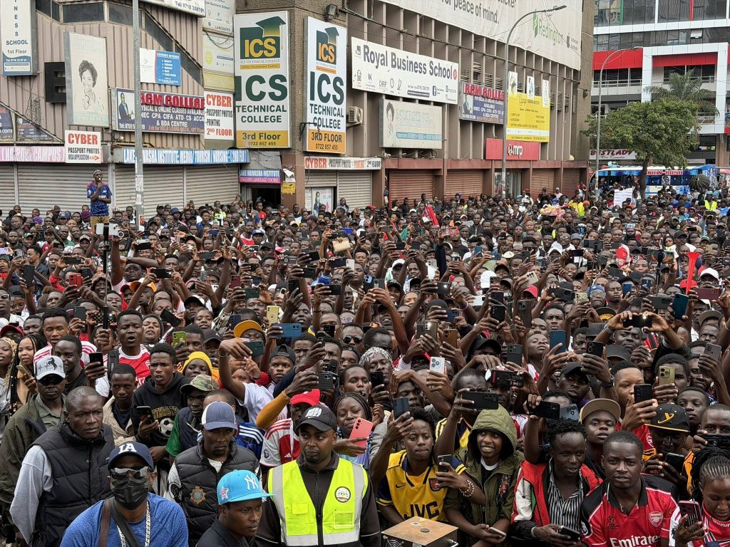 ⚽🔥 “GUNNERS TAKE OVER NAIROBI: ARCHIVES EXPLODE AS ARSENAL FANS PARADE EPL GLORY IN A COLORFUL STREET TAKEOVER!” 🔴⚪